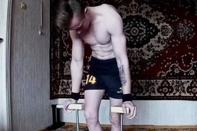 实力超群的19岁徒手健身达人，别人做俄挺用手掌，他用2个手指