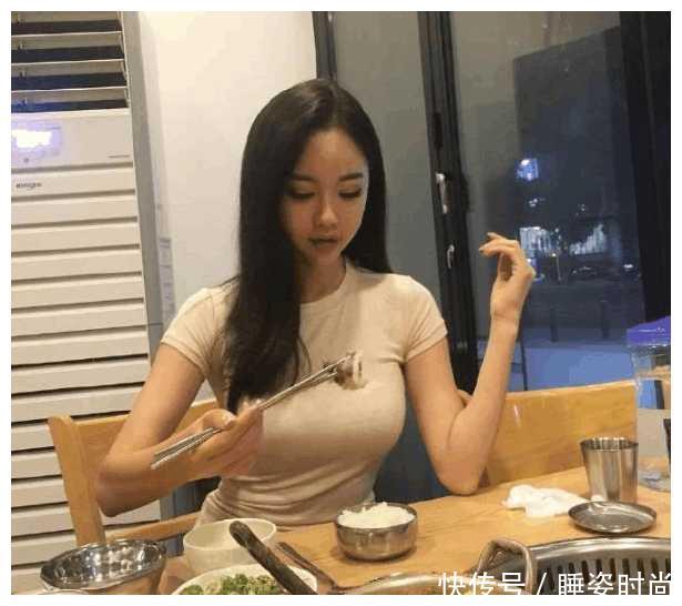 街拍： 图3的小姐姐全身都是亮点,没理由的颜值高身材好!