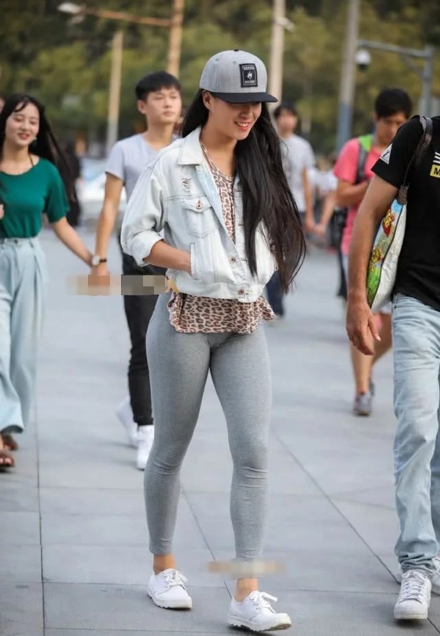 可爱小姐姐紧身裤勾勒浑圆的臀线，清纯的长相可爱又俏皮