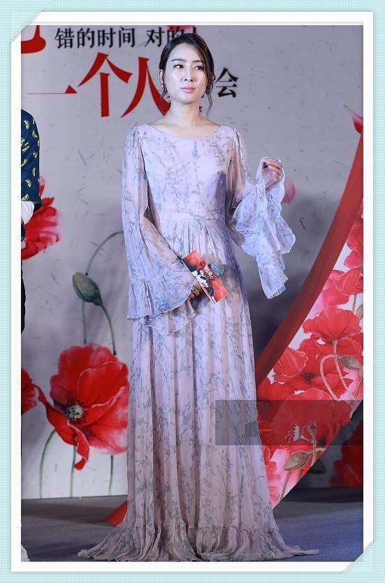 马苏不得了!一件雪纺裙嫩回18岁,旁边小鲜肉都笑得合不拢嘴了!