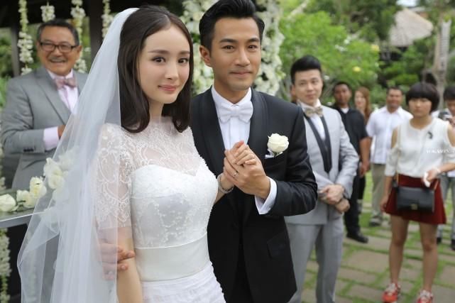 杨幂刘恺威离婚传闻迟迟不散，好友透露已离婚两年，祝贺语很官方