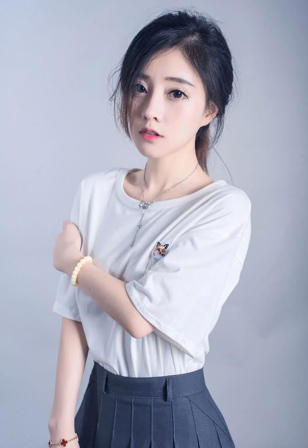 斗鱼一姐冯提莫好清纯，穿白T+百褶裙秒变初恋，是心动的感觉！