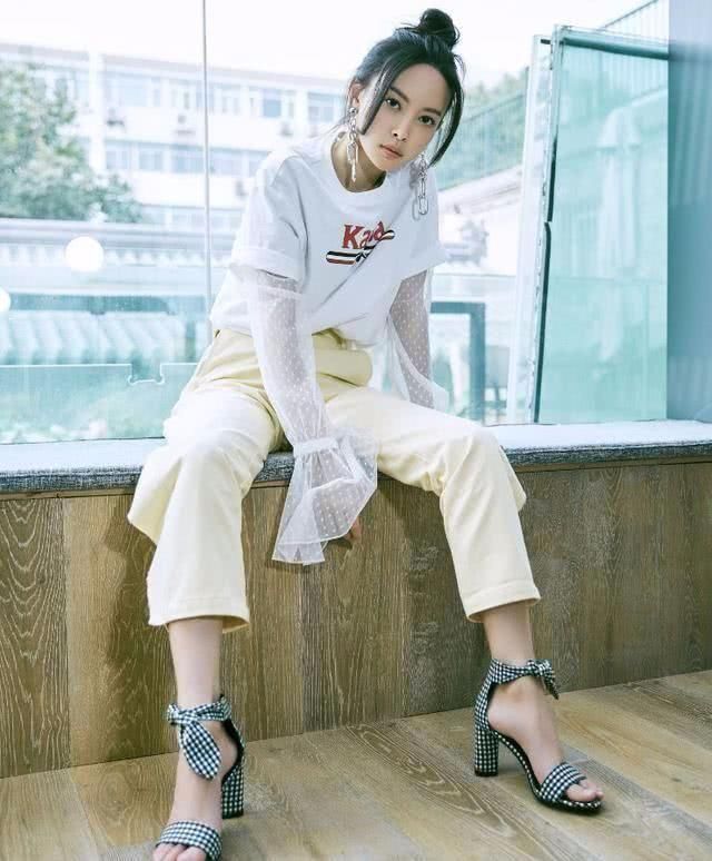 于文文耳环也太费心了，网友：这么大，你耳朵受得了吗？