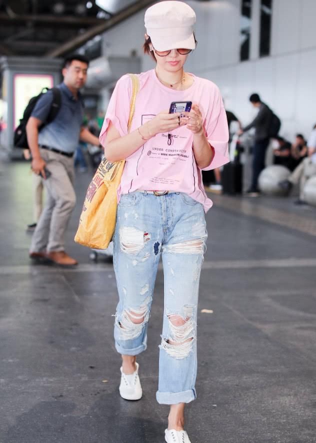 马伊琍胆真大，裤子上的破洞开得太高，网友都不好意思再看了