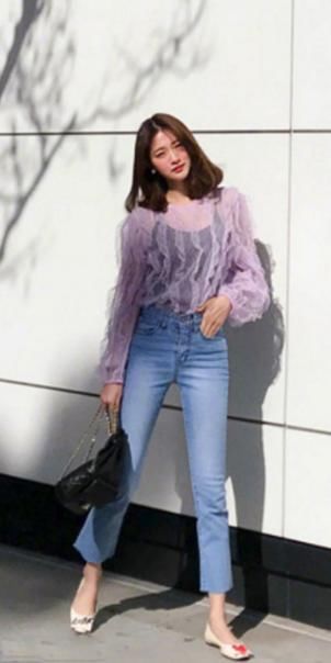 牛仔裤可以分分钟穿出自己的品质感，浅蓝色搭碎花上衣最撩人