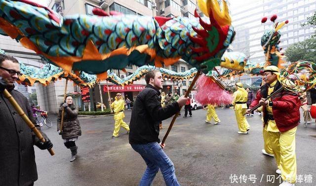  「非洲」非洲老外来中国后,一晚上打不到车,投诉后,听到司机的回
