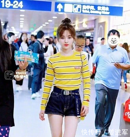 24鞠婧祎和19周洁琼机场秀，网友活力少女和成熟女性既视感