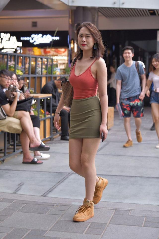 小姐姐选择了纹身，在自己白皙水嫩的手臂上纹了一个大型的花朵，