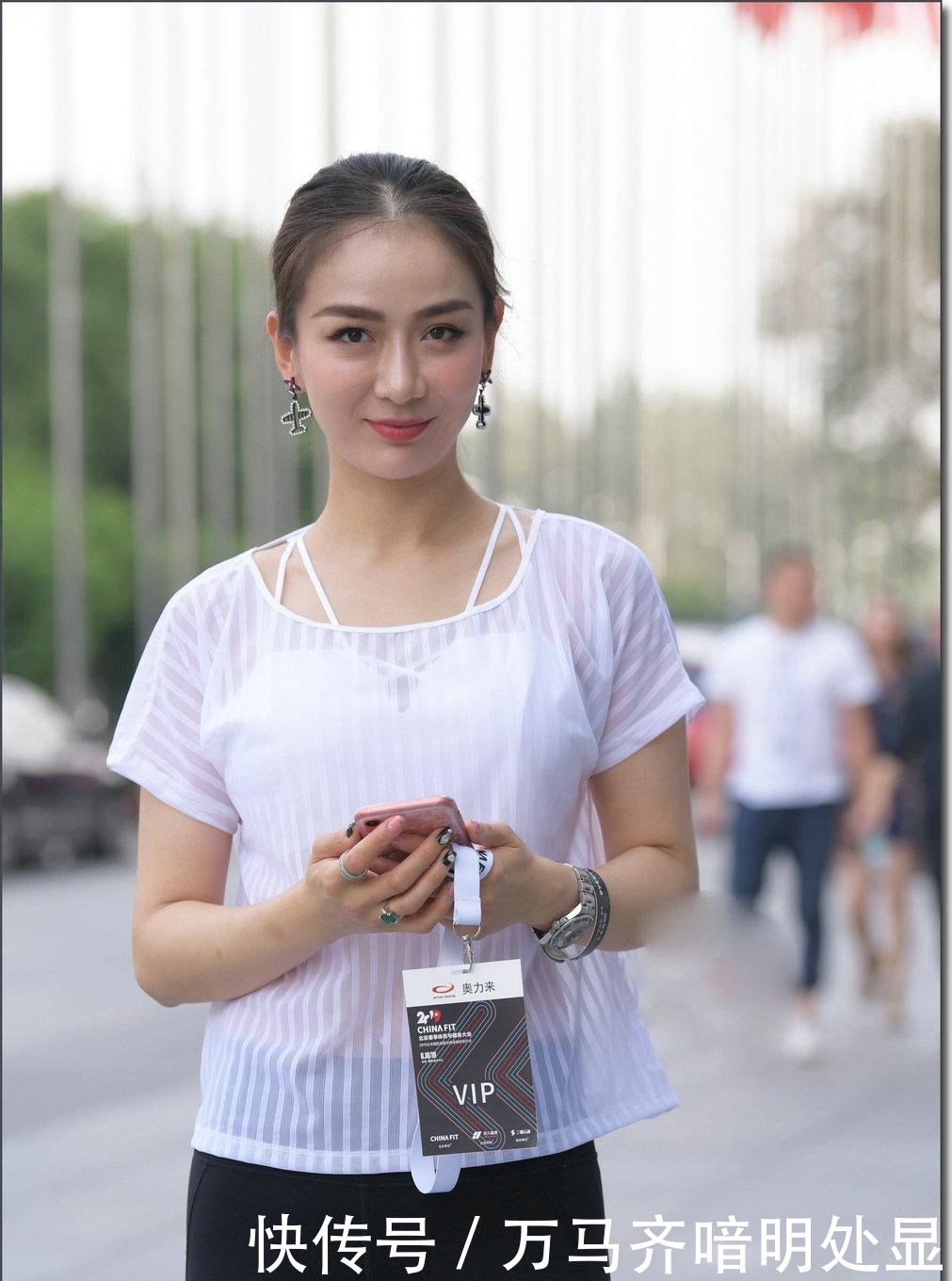 凸显:街拍:爱健身爱锻炼的美女,紧身瑜伽裤凸显身材