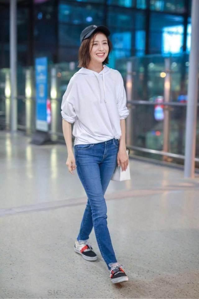 34岁的佟丽娅真会搭，一身彩虹装活力四射，网友：帽子亮了！