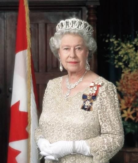 英国王室奢华聚会，百花斗艳堪比童话世界，92岁的她却成为了焦点