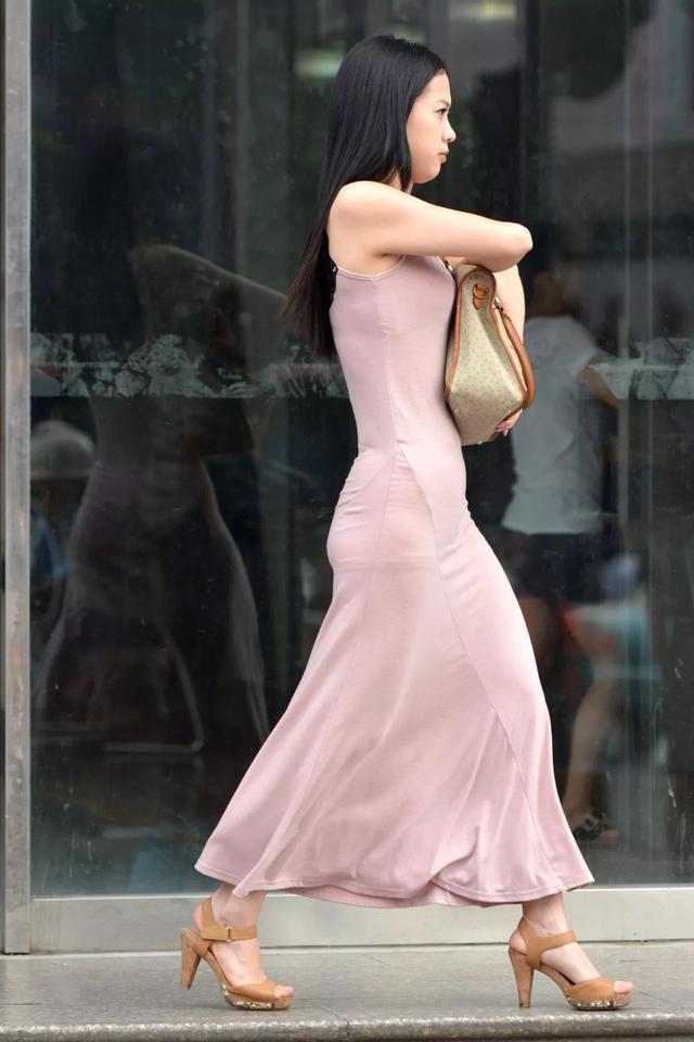 气质小姐姐紧身包臀长裙，飘逸的长发，靓丽的容颜吸睛无数