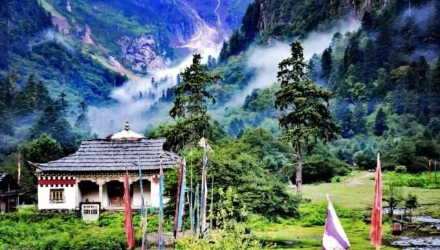 天堂向左，雨崩向右。不去天堂，就去雨崩