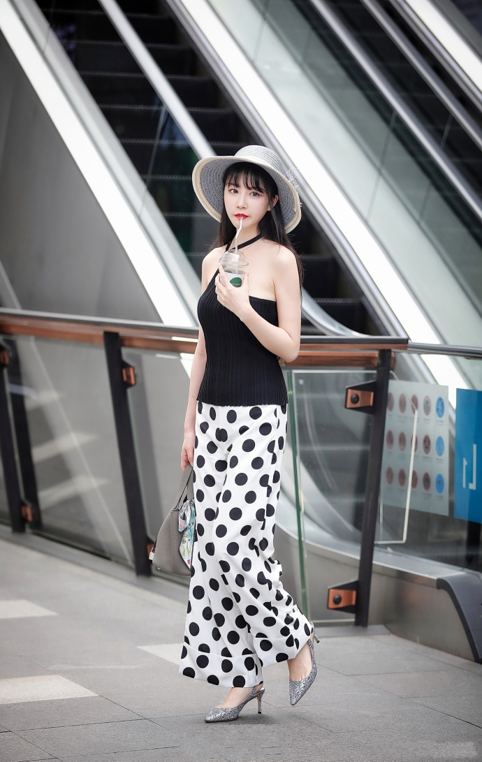 街拍路人，小姐姐用清爽迷人的穿搭告诉你：盛夏真的到了