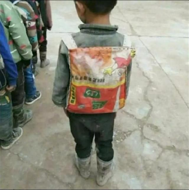  有价无市■山区男孩最“贵”书包走红，成本低廉却价值很高，网友：有价无市