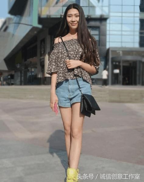 街拍:紧身裙美女靓丽十足,奢华精致,带来几分甜美的性感!