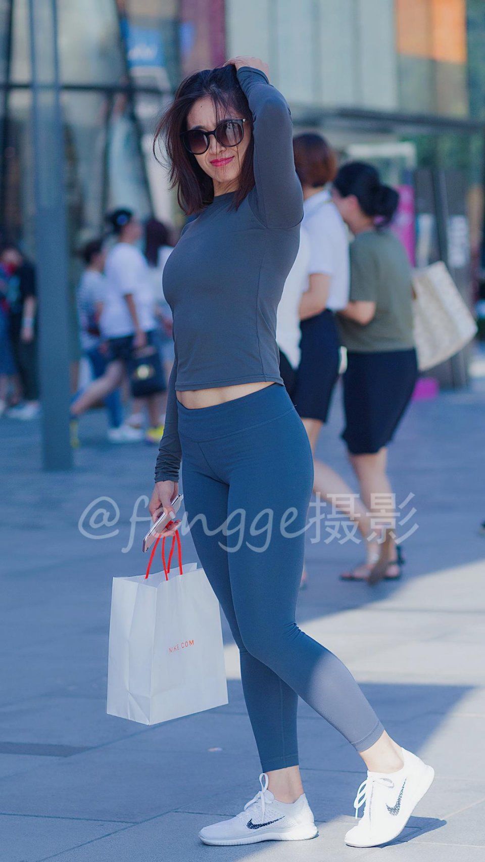 街拍:偶遇身穿健身服的运动范美女，这身材一看就是练家子