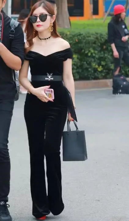 肤白貌美的小姐姐一身黑色紧身装，尽显非凡时尚气息