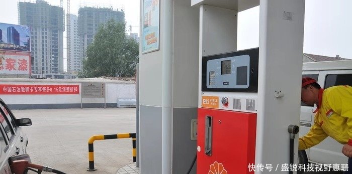 油价刚降，谁知高速公路又贴出了新规定，车主纷纷表示开车好难