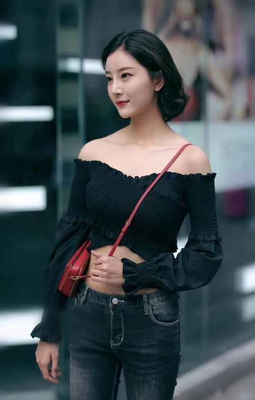 路人街拍，小姐姐穿上一条白色超短热裤，展示苗条高挑的完美身材