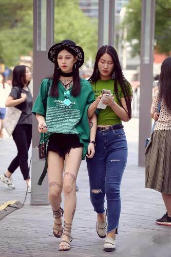 路人街拍，美女穿露脐装清凉又性感，气场强大，令人惊艳！