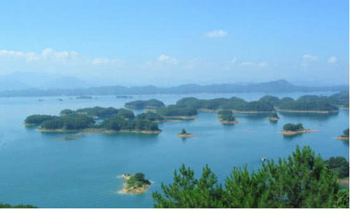 国内最美高铁：沿途遍布5A级景区，游客争相乘坐，场面堪比春运