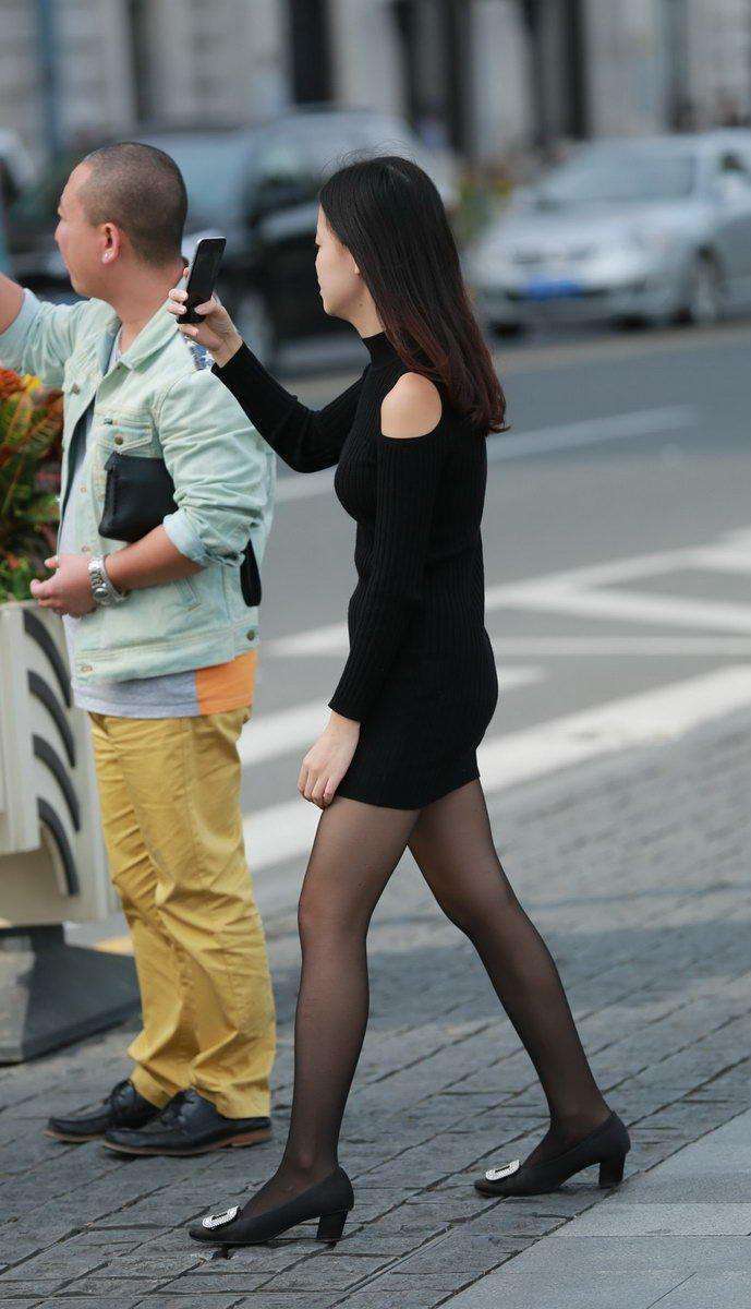 学院东街街拍: 黑丝袜美眉, 露香肩黑色包臀裙包裹出紧致的身材