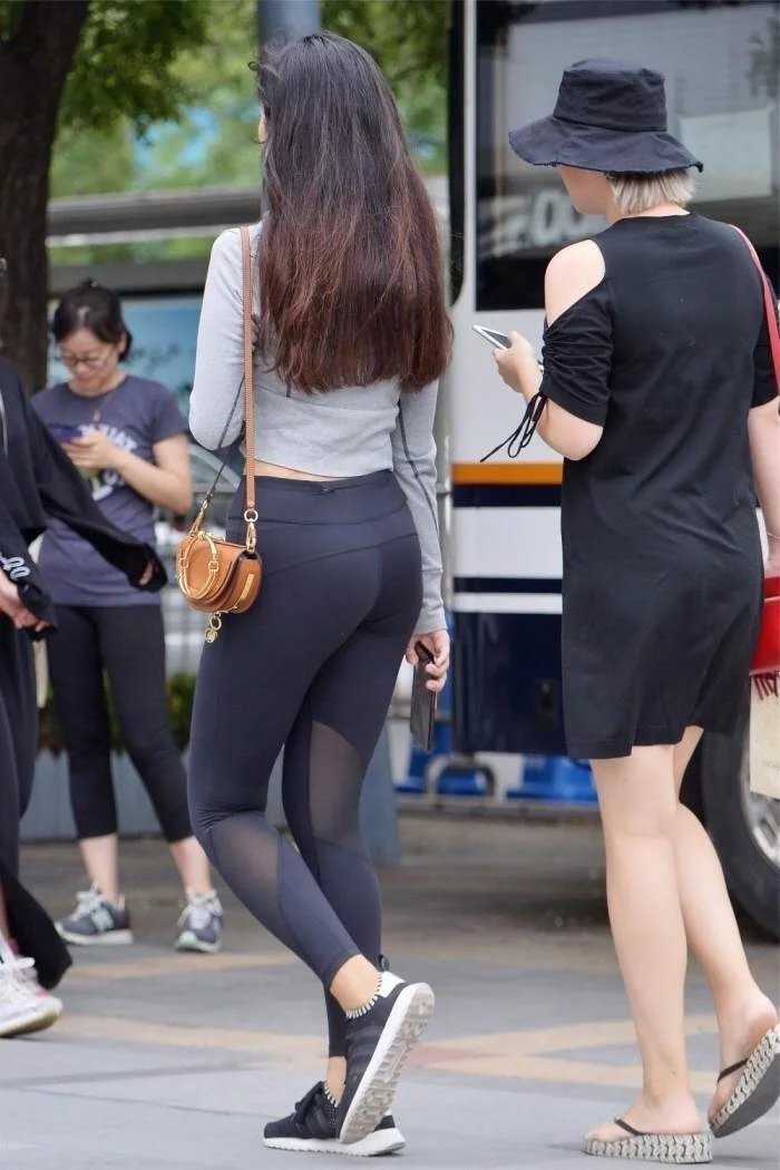 街拍：薄款紧身裤凸显成熟女人魅力，紧紧的勾勒身材