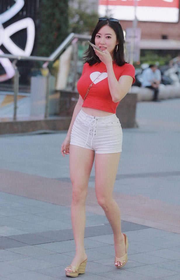 小阿姨大红色紧身衣尽显浑圆凹凸线条，曼妙的身姿让大叔喜欢