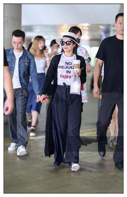 看了刘涛的机场照，再看看王艳，才知道真豪门和假豪门差距有多大