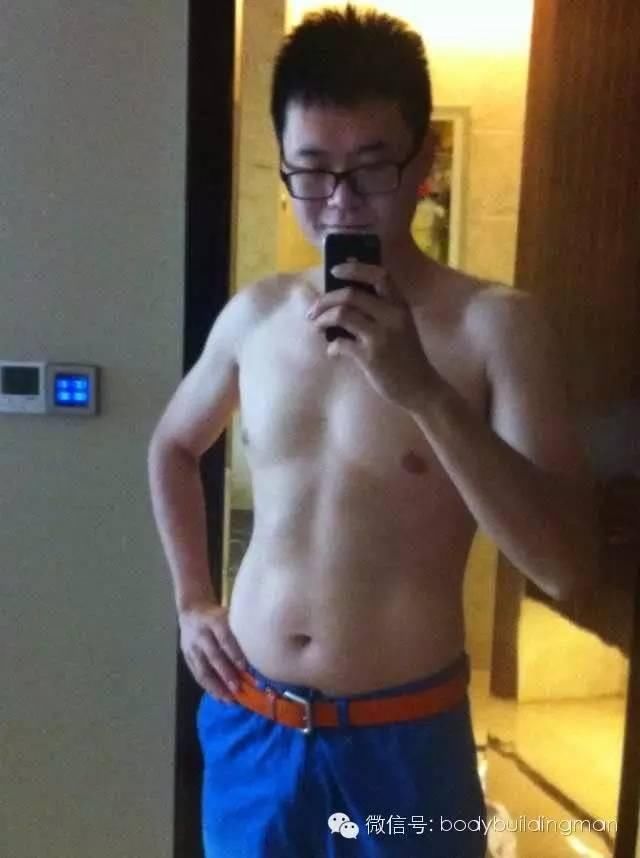 从握酒瓶到拿哑铃，他一年练出了腹肌!