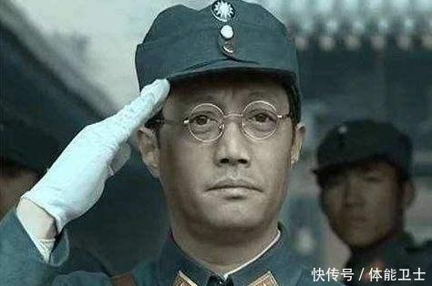 「参谋长」此人是晋绥军的团参谋长, 为何见了李云龙后要先敬礼问候