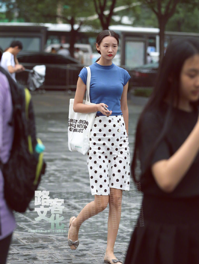 街拍北京:会穿衣打扮的女孩，身材和颜值都很高!