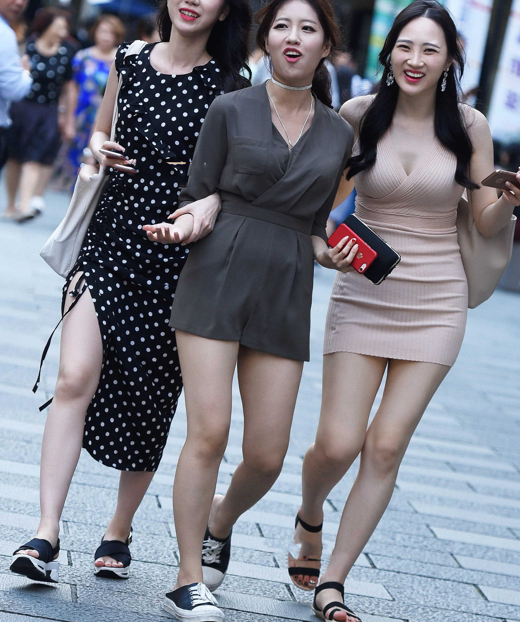 三位小姐姐当街美腿大比拼，黑色短裤却都败给了包臀裙御姐