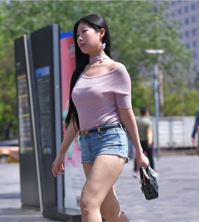  『戒色』成熟女人气质迷人，饮清净之茶，戒色花之酒，闭是非之口