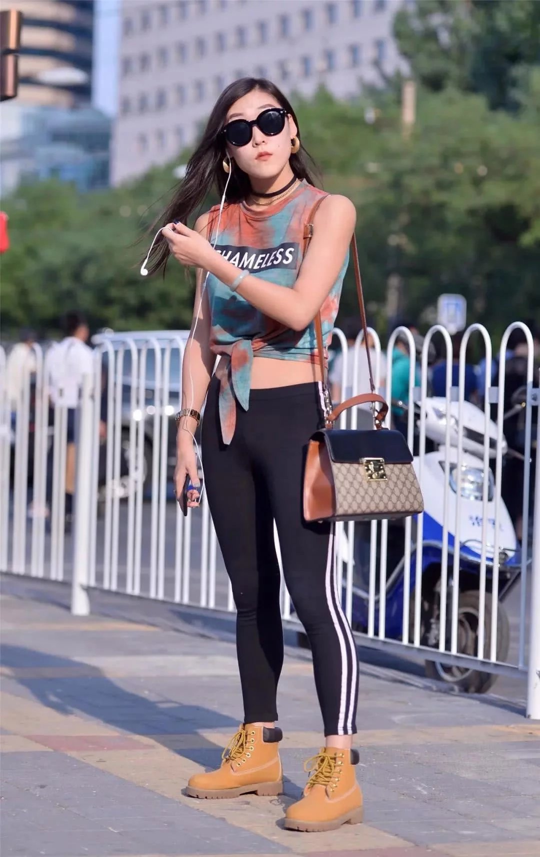 性感小姐姐紧身热裤大秀自己完美的身材，趴在栏杆上面很有风味