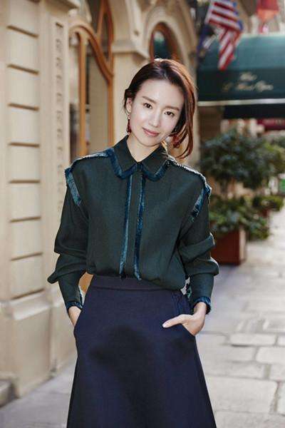 37岁董洁现身活动, 薄纱裙穿出一片风尘, 网友: 清纯形象瞬间崩塌