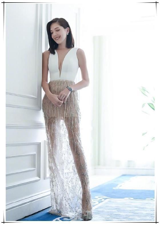 许玮甯真敢穿，深V直接开到胃，难怪身旁的成龙都笑开了花！