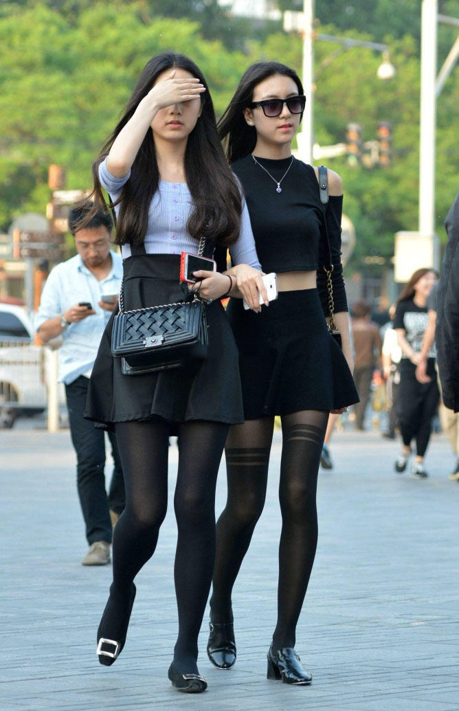 性感姐妹花四条白皙美腿裹上黑丝十分性感，特别的丝袜特别有看点