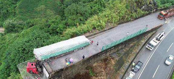 号称国内“最危险”高速公路，包含27km下坡路段，近千人有去无回