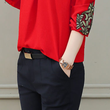 难怪连衣裙没人要穿了!八月杀出新款套装，上身时髦美到爆