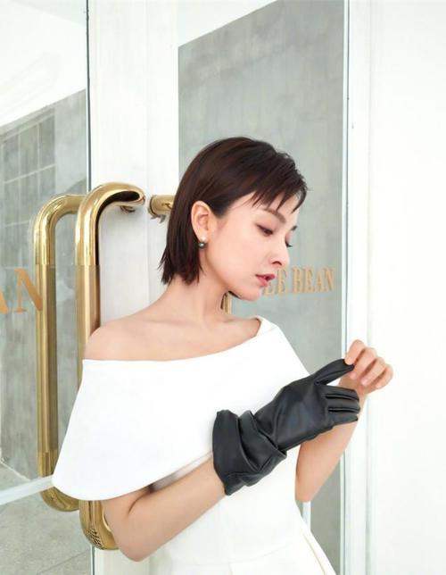 孙俪一字肩长裙撞衫吴昕，自然美碾压凹造型，网友：抓拍完胜摆拍