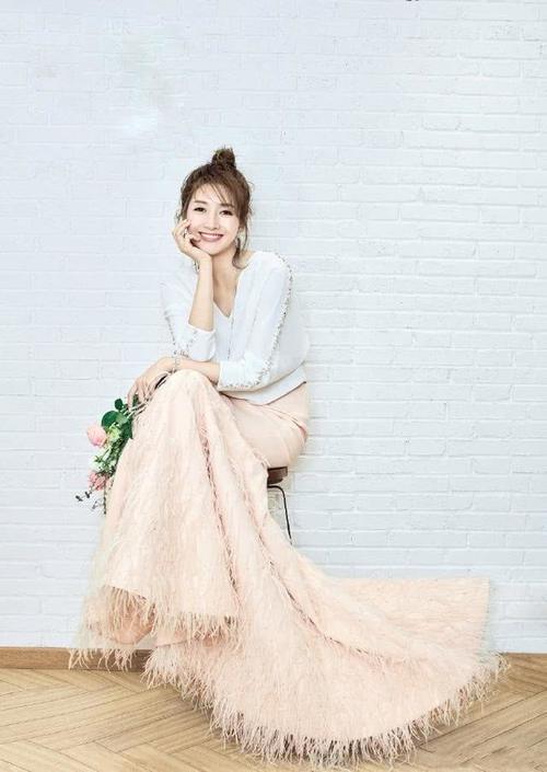 江疏影又惊艳了!穿连衣开叉裙显高贵,就连女人味都显现了出来!