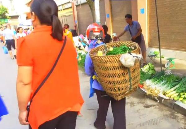中越边境集市，很多越南人在中国卖菜，你会买吗
