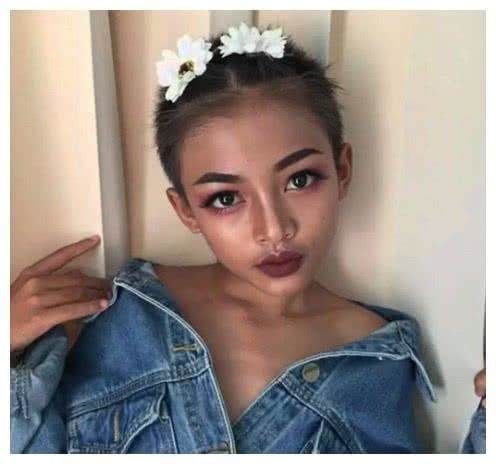 妖娆的小男生:初中生小鲜肉学习化妆,涂上口红,够诱惑!