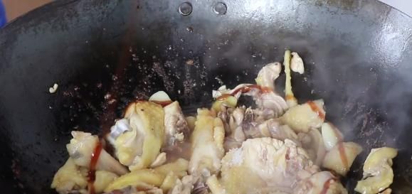 「脆爽」广式墨鱼炒鸡肉,鸡肉嫩滑不柴,墨鱼脆爽有嚼劲!