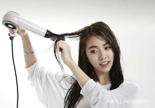 如何让小仙女们的烫发保持更久?下面就教一下烫发护理小技巧