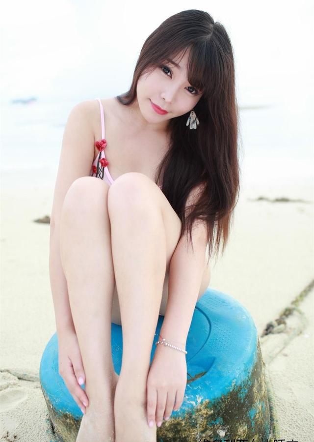 温柔的妹子，搭配一身粉色半透视泳衣，绽放时尚清新妩媚感