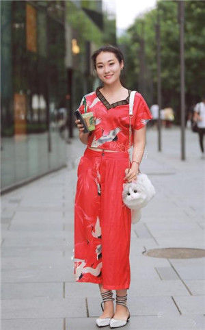  「小姐姐」街拍：小姐姐身穿碎花长裙，唯美大气，恬静优雅