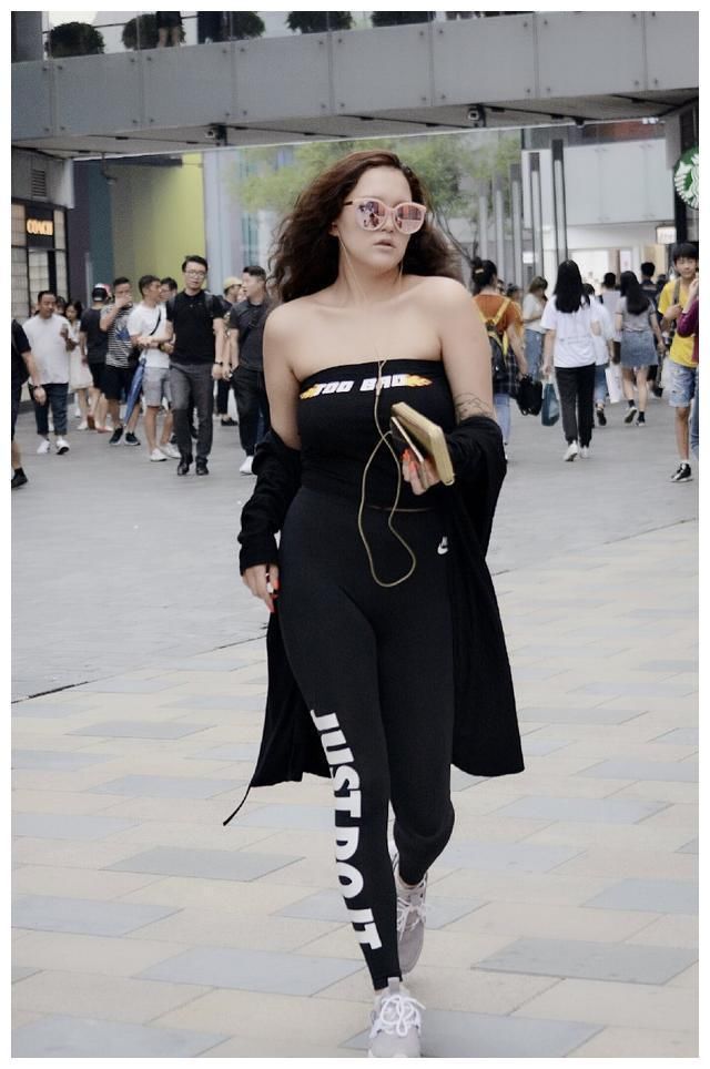 北京街拍：三里屯的这些女孩很会穿衣搭配，简单的穿搭好看又吸睛